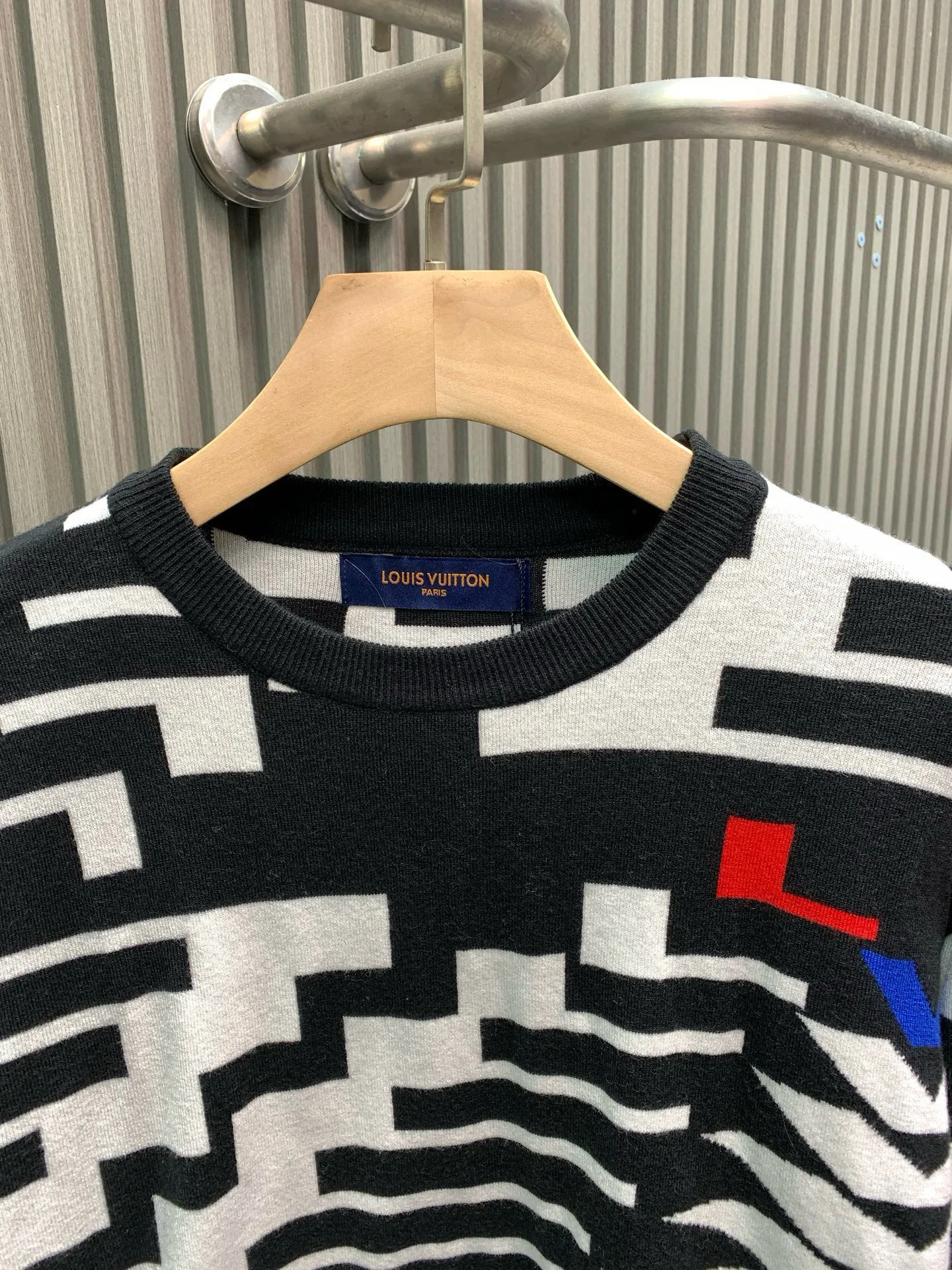 🅿️360 🀄️ Louis Vuitton 1v 2025 new jacquard knitted wool pullover ⚠️The original internal price is 15600 purchased💰 This style is made of 50 wool 50 polyamide fiber 26-count double-ply blended yarn and is dyed blue and red on the board. The flowers are manually counted by the painter and then finely modified. It adopts imported 12-knitting machine full-piece cylindrical jacquard and 3-color cylindrical hanging jacquard process. It takes 380 minutes. Special wool washing process makes the fabric texture softer and more delicate. The velvet feel has warmth and affinity. The touch is self-evident. There is no thorny feeling when worn next to the body. It has excellent thermal insulation coefficient and does not deform. Same style for men and women.